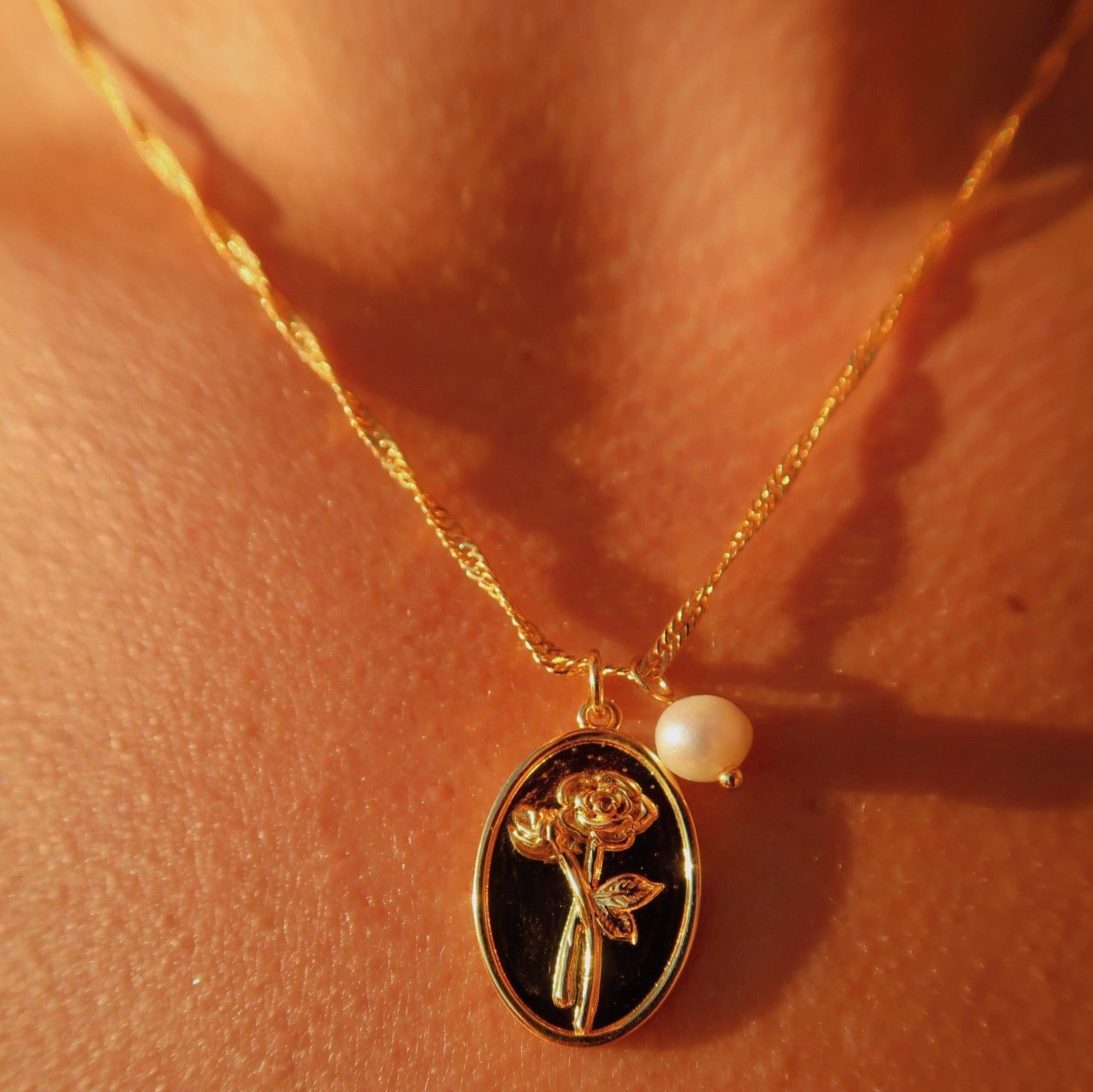 Loves Me, Loves Me Not Necklace Lee